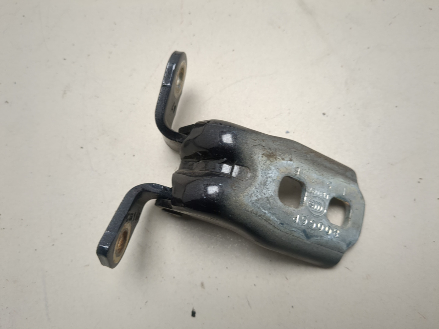 Петля двери