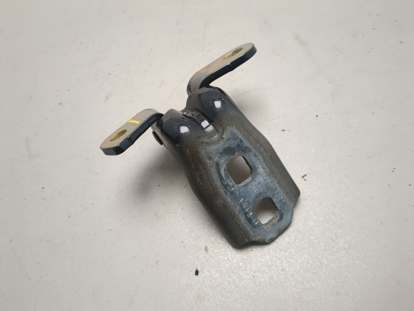 Петля двери