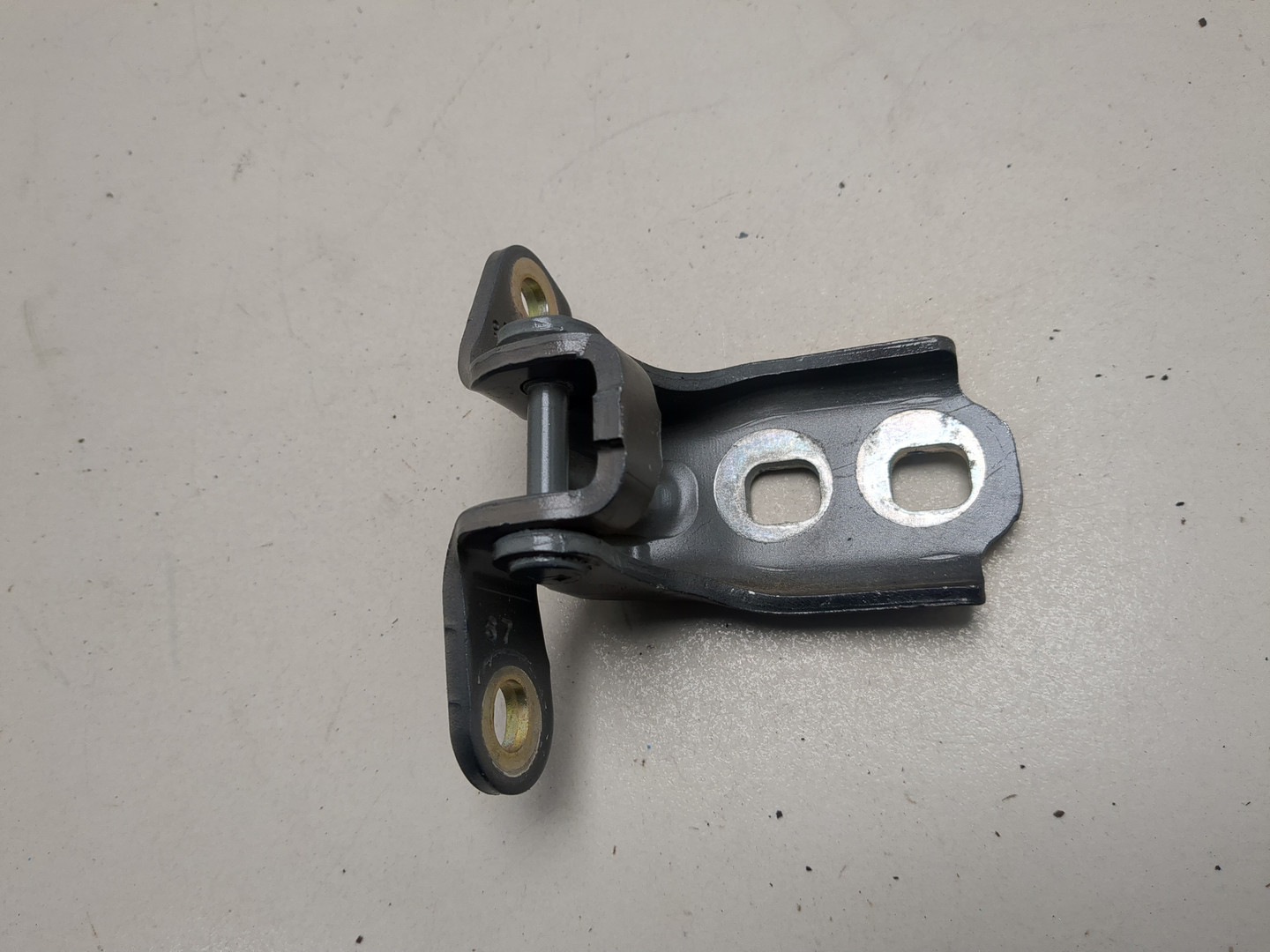 Петля двери