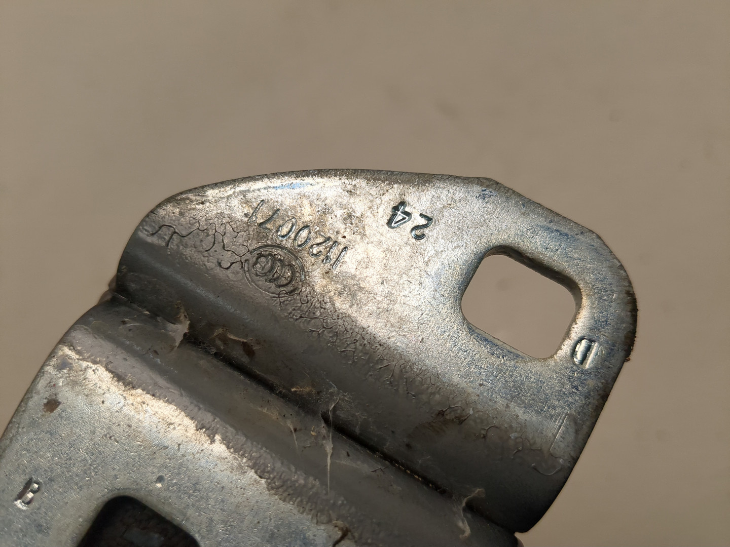 Петля двери