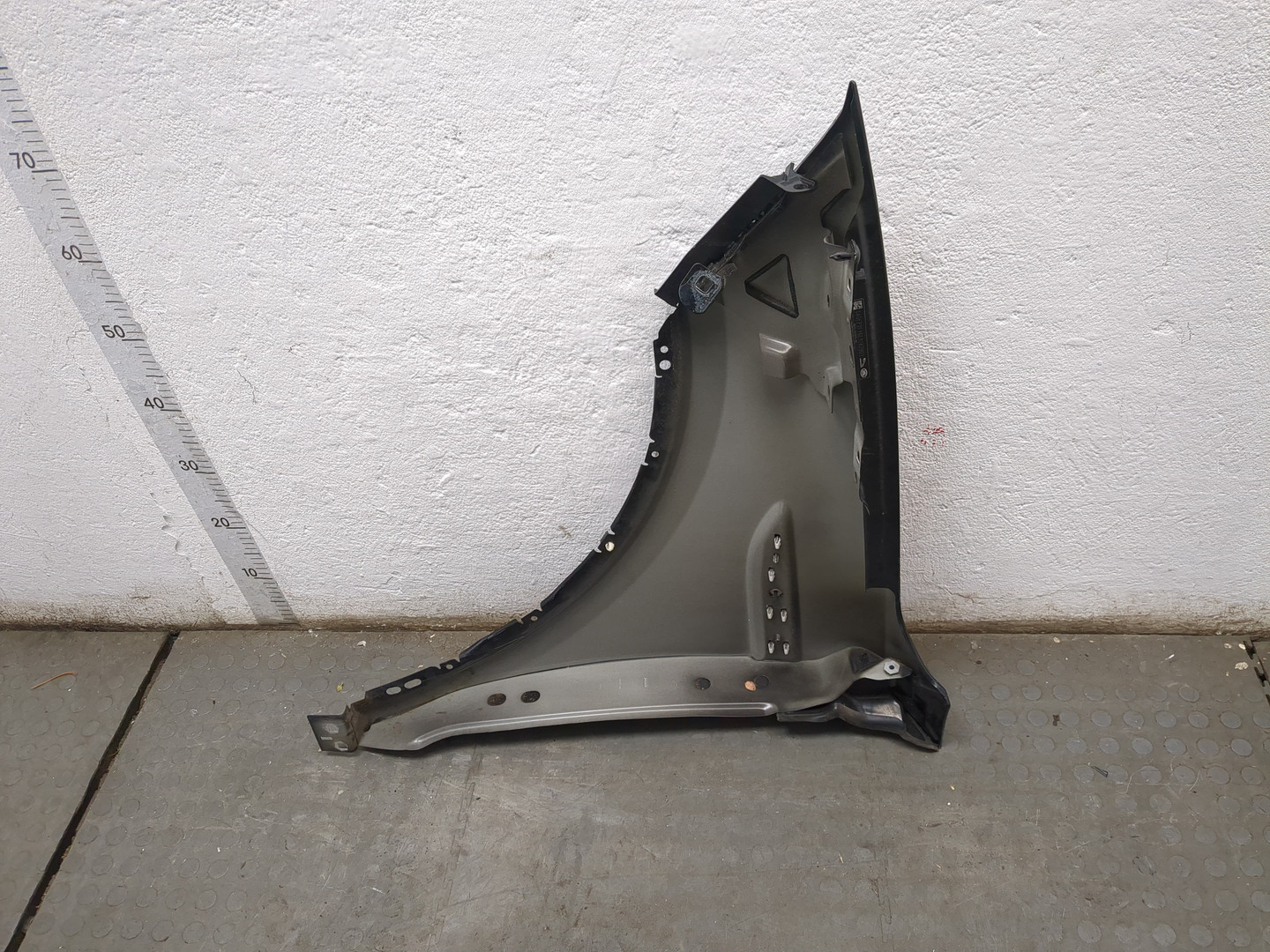 Крыло переднее правое