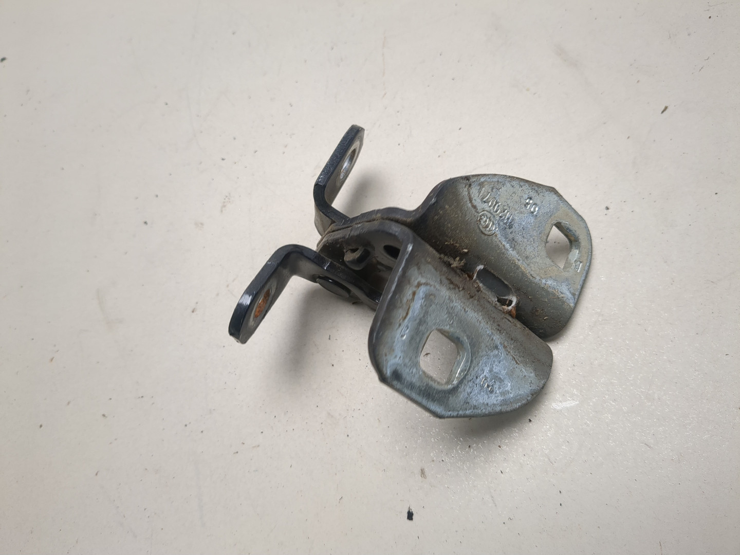 Петля двери