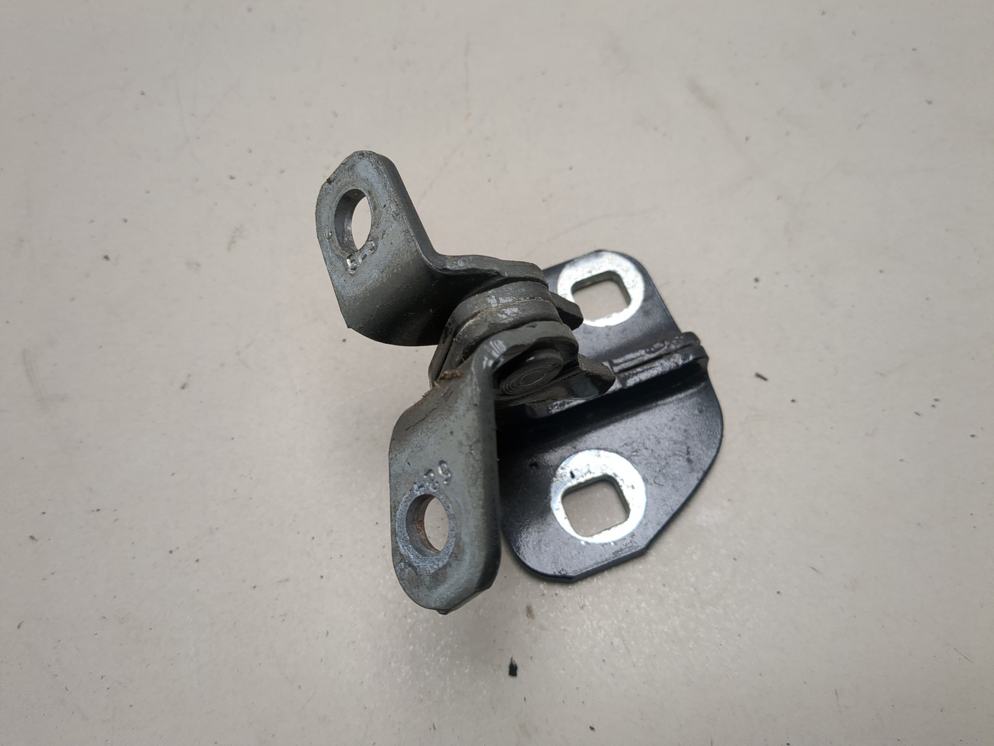 Петля двери