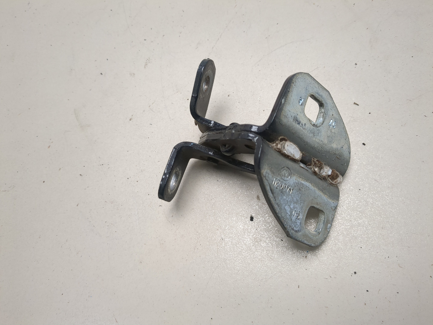 Петля двери