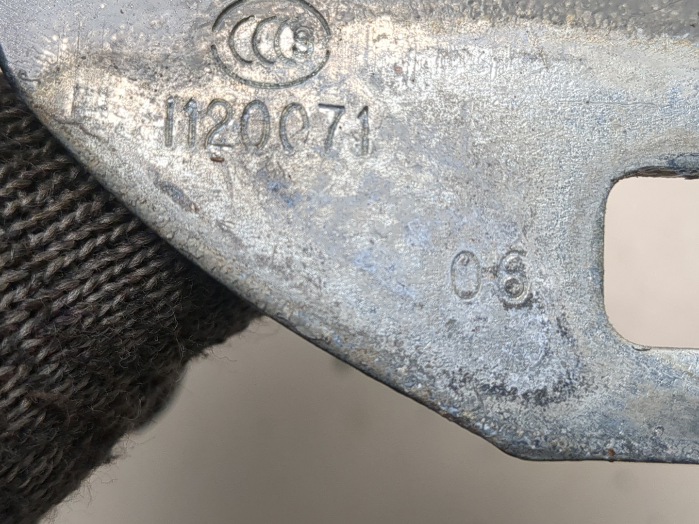 Петля двери