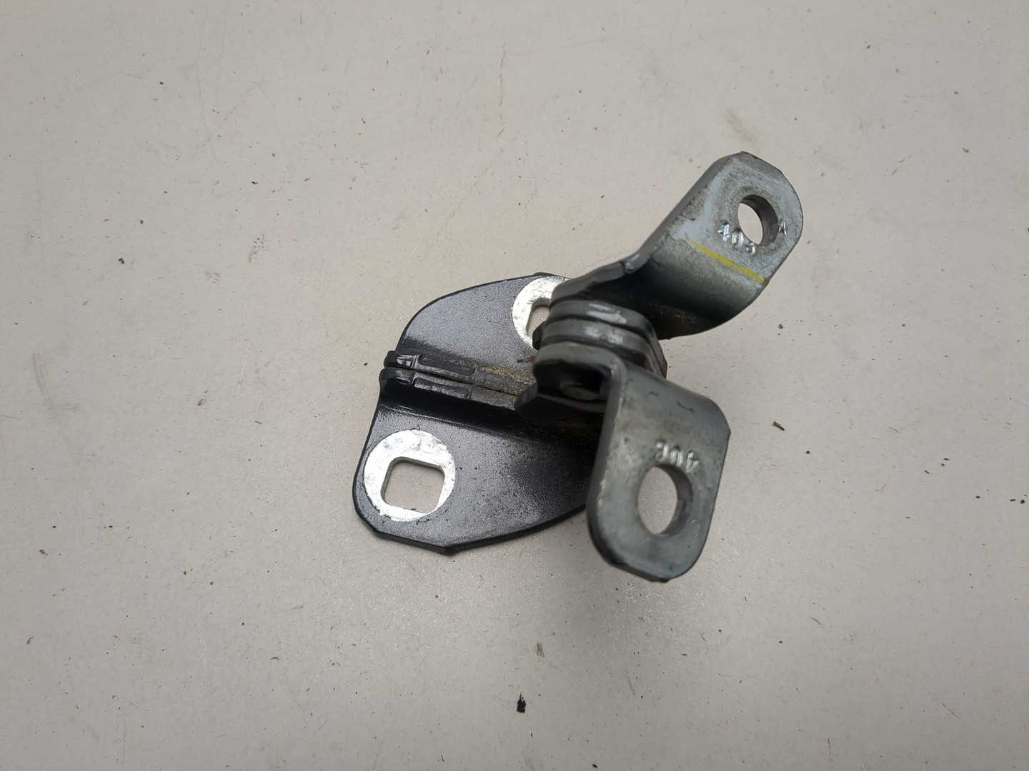 Петля двери