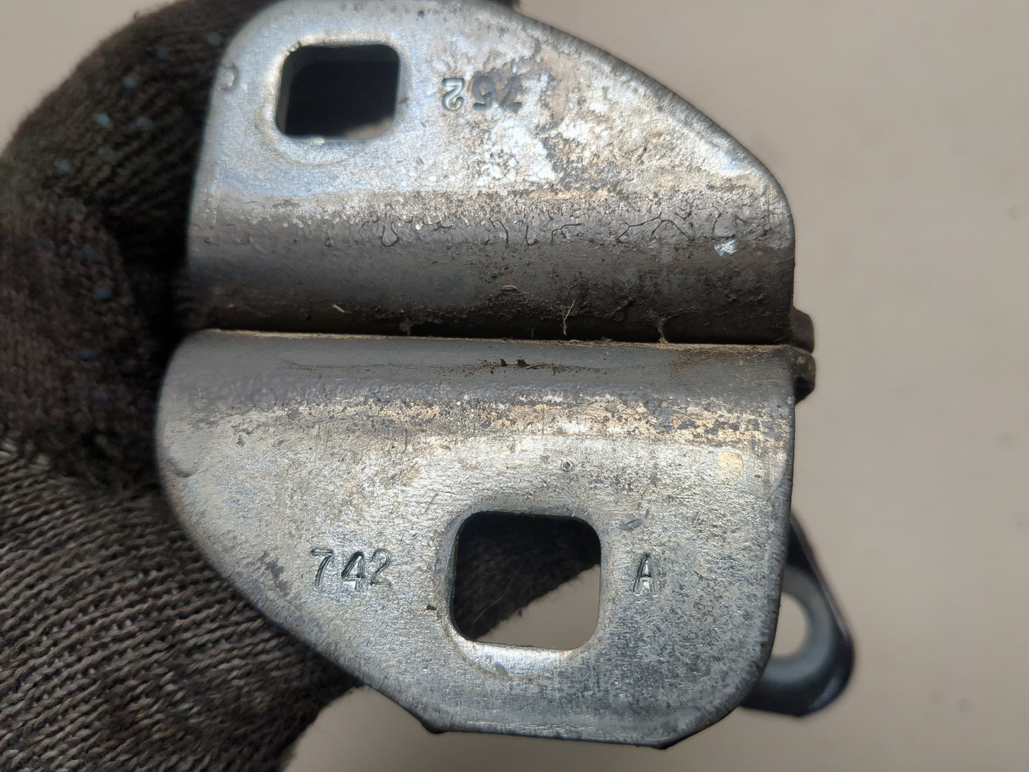 Петля двери