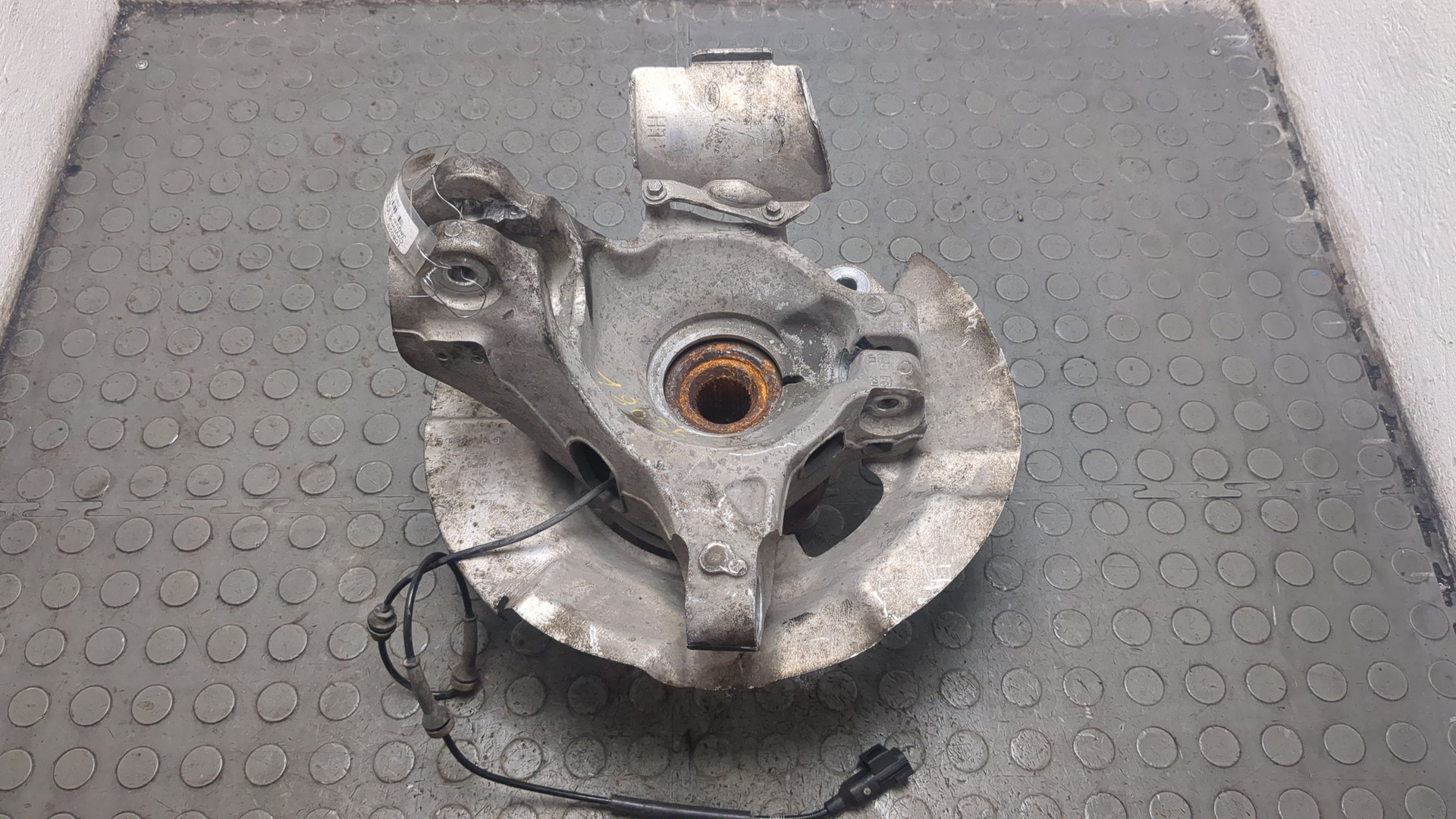 Кулак поворотный передний левый