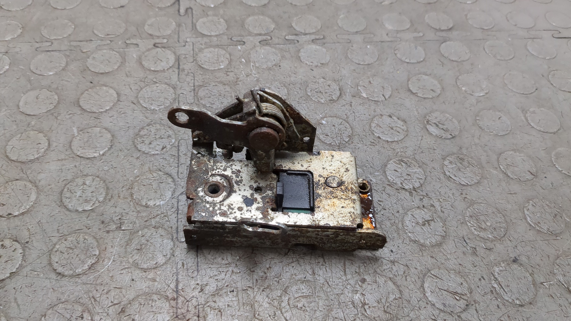 Замок двери задней правой