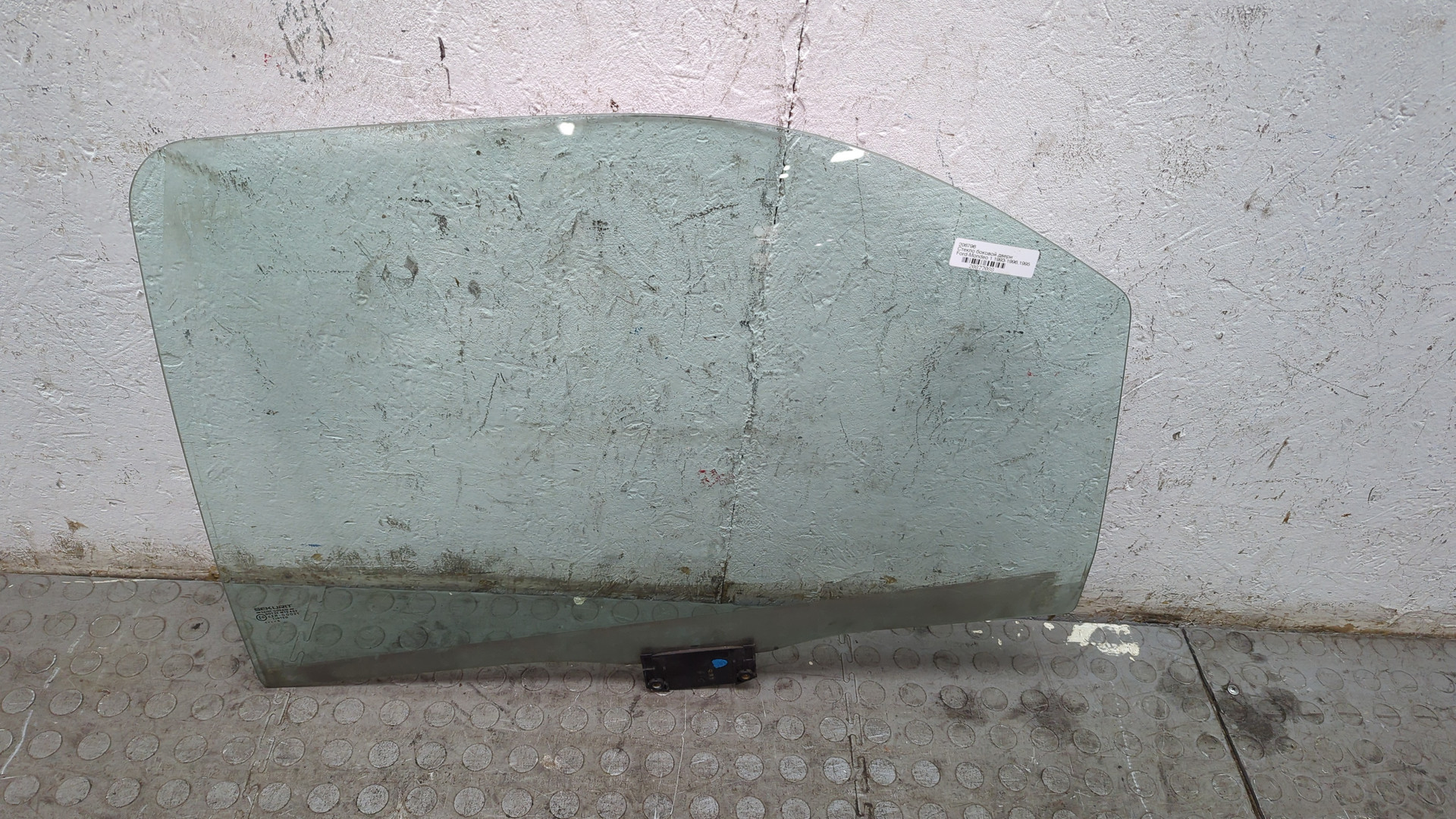 Стекло двери задней левой