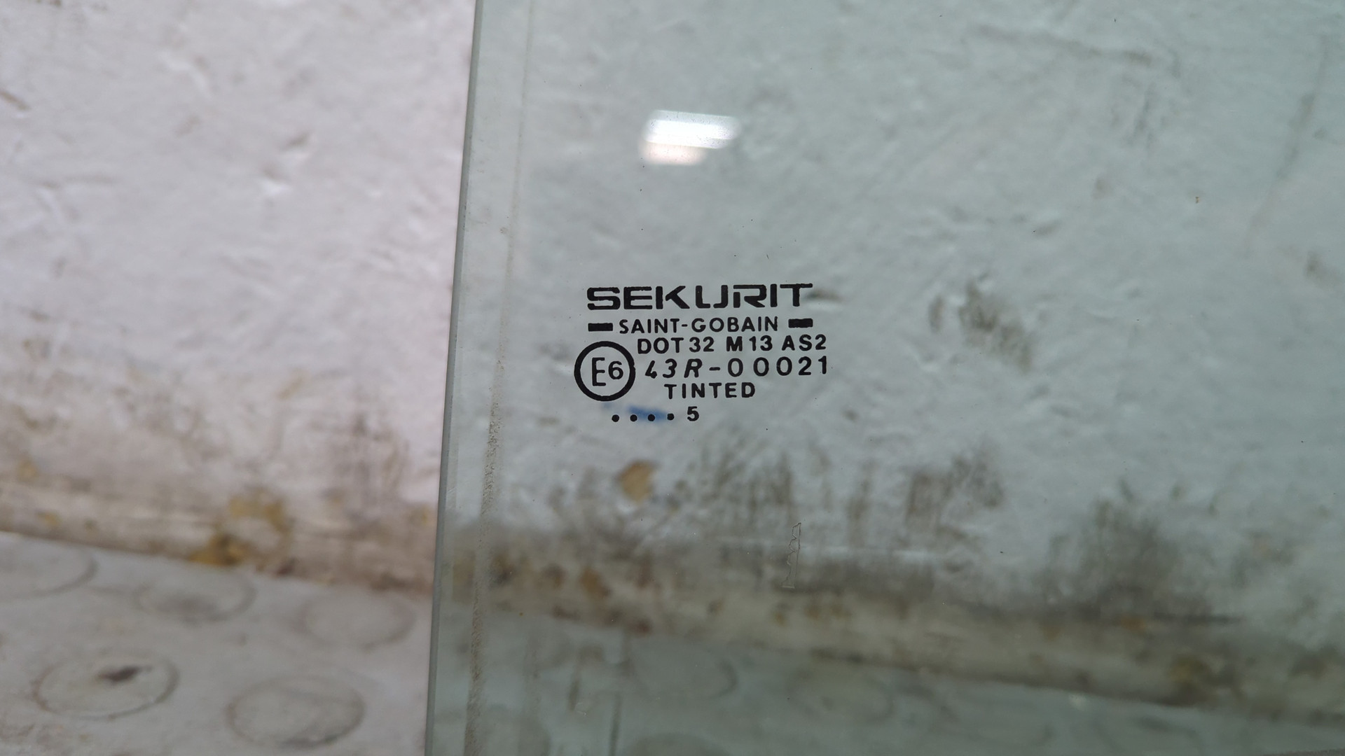 Стекло двери задней левой