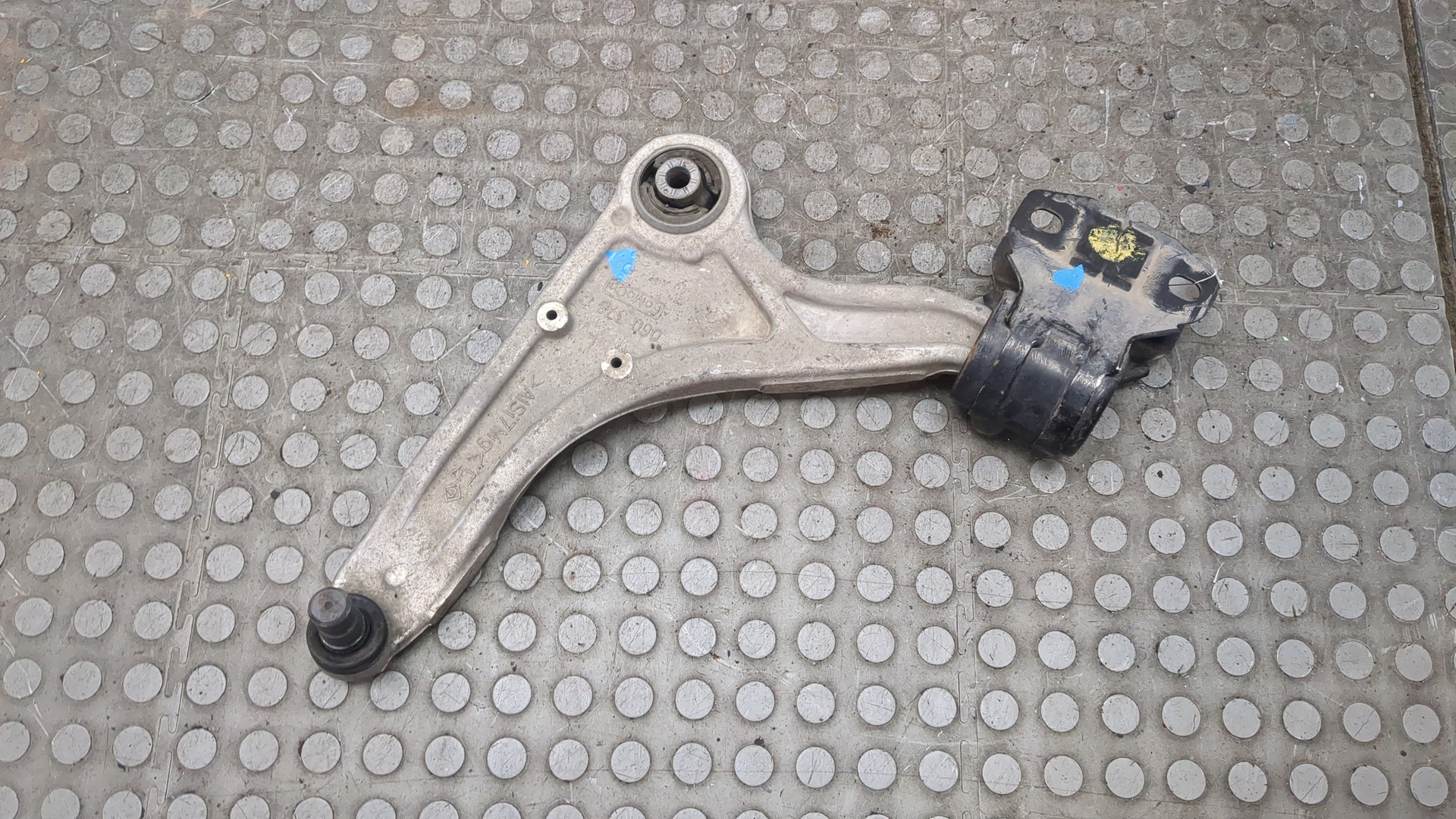 Рычаг передний левый