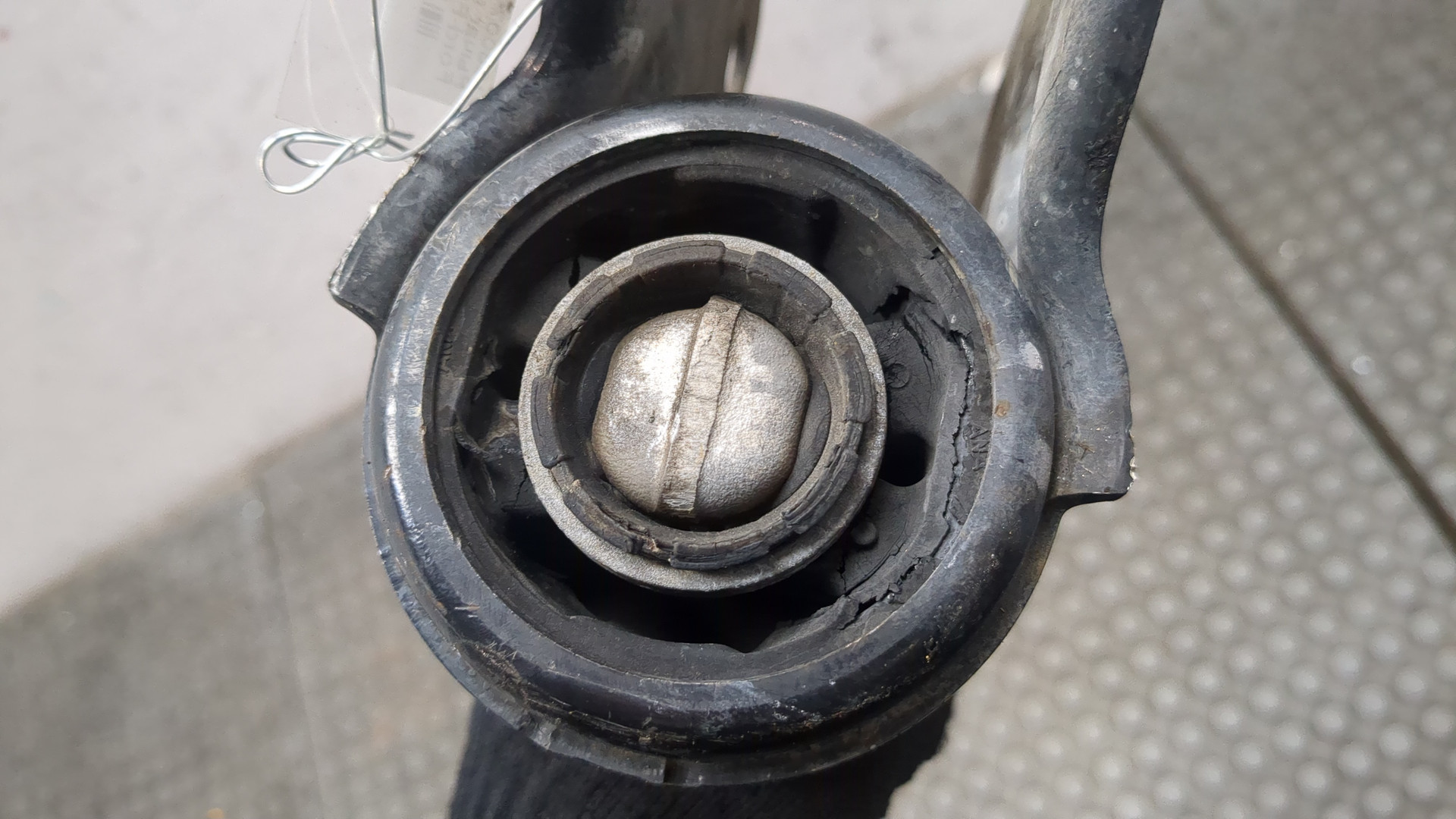 Рычаг передний левый