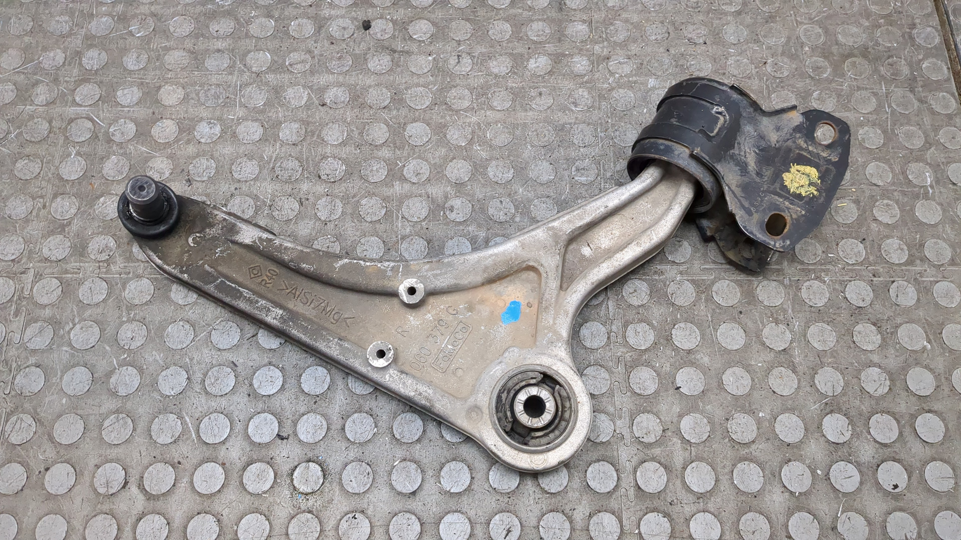 Рычаг передний правый