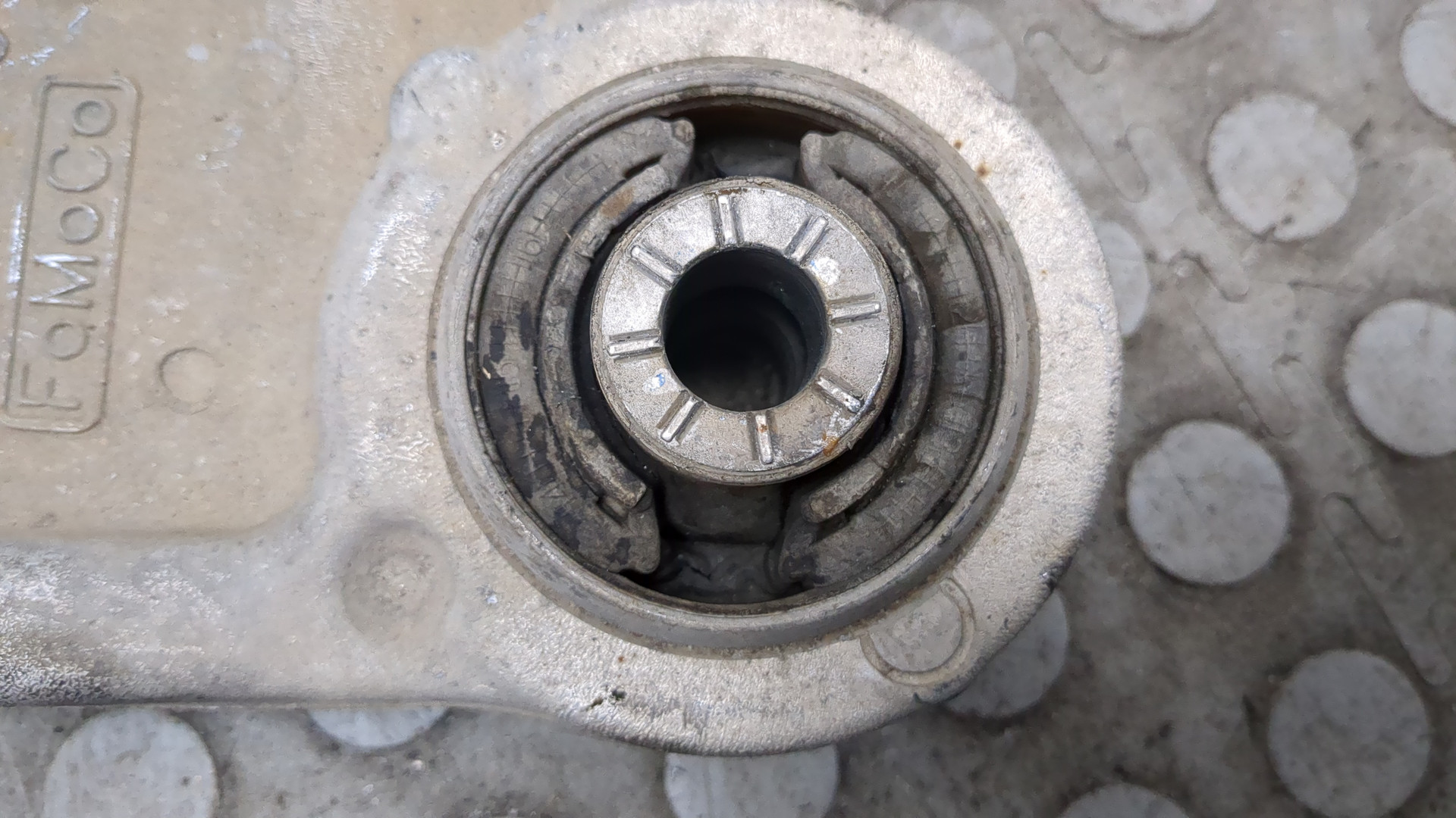 Рычаг передний правый