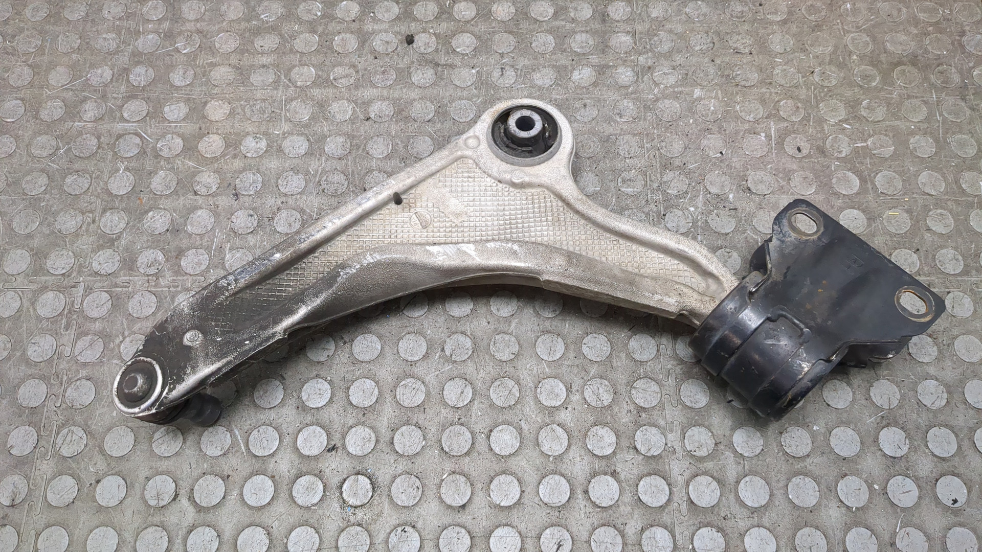 Рычаг передний правый