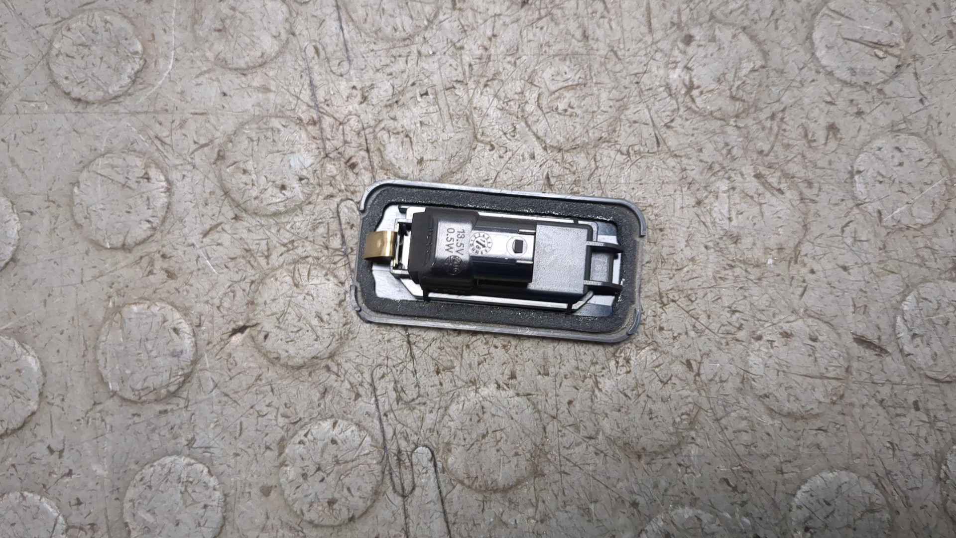 Фонарь подсветки номера