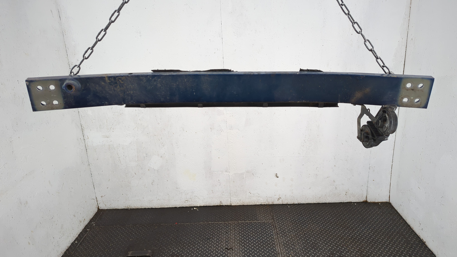 Усилитель переднего бампера