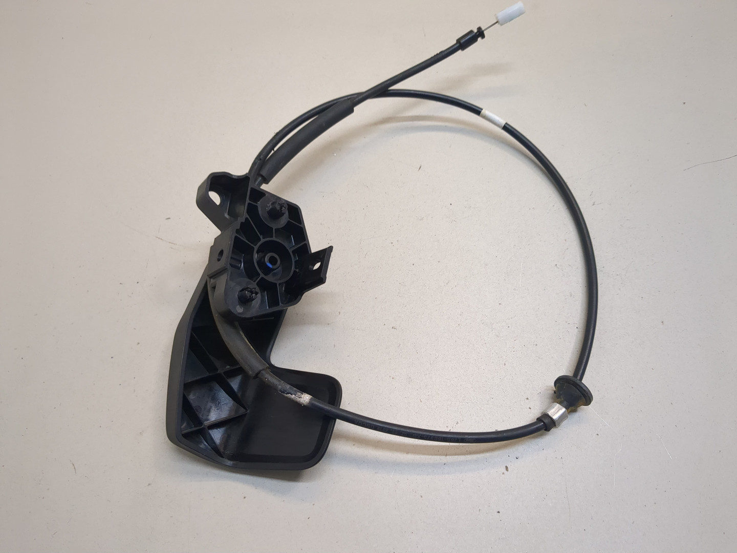 Трос открывания капота