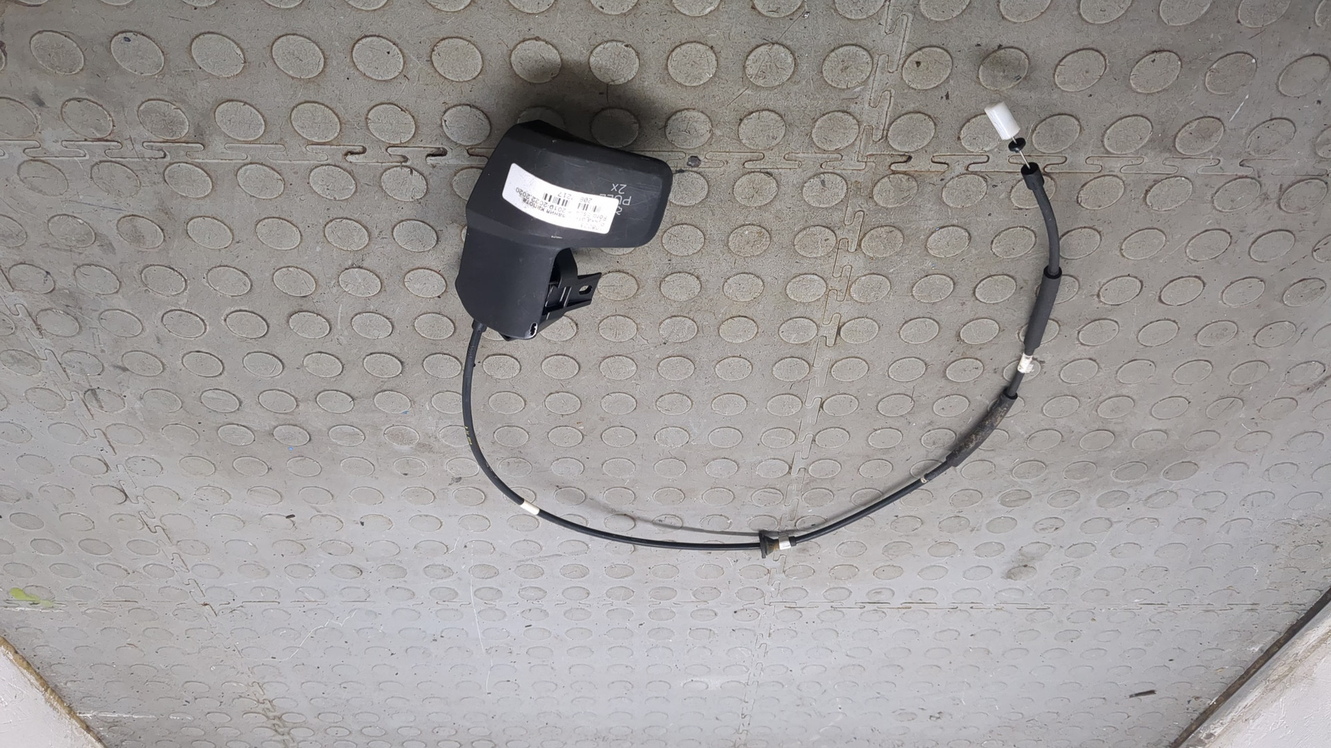 Трос открывания капота