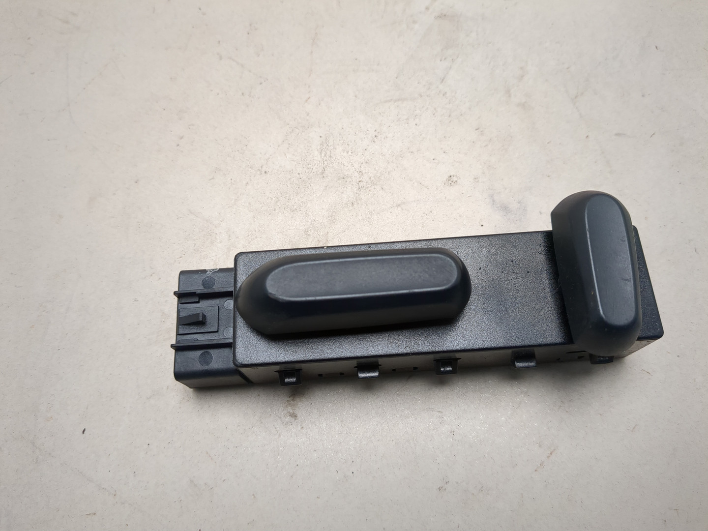 Кнопка регулировки сидения