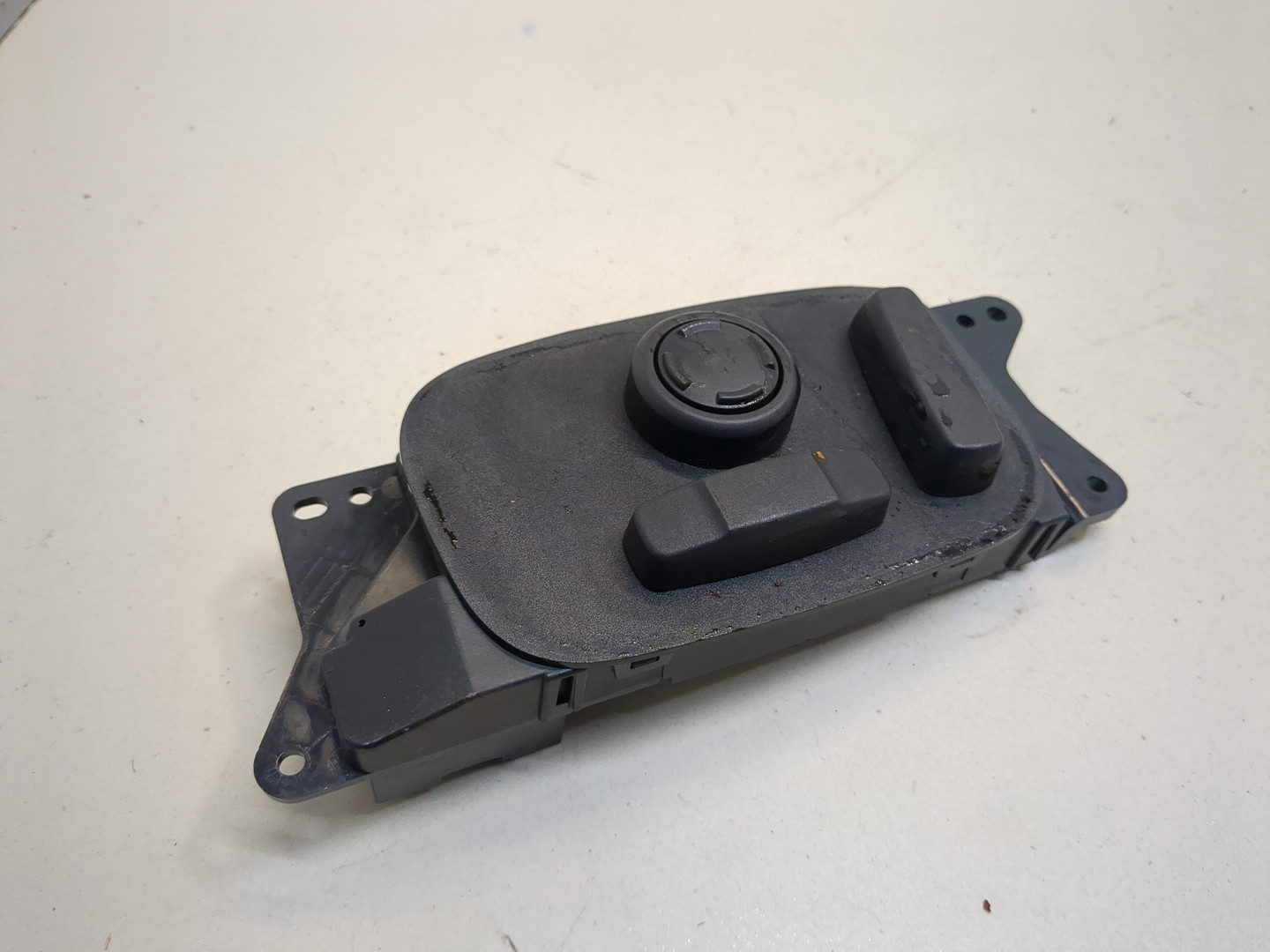 Кнопка регулировки сидения