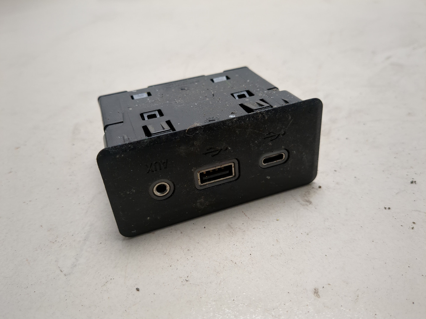 Гнездо AUX / USB IN