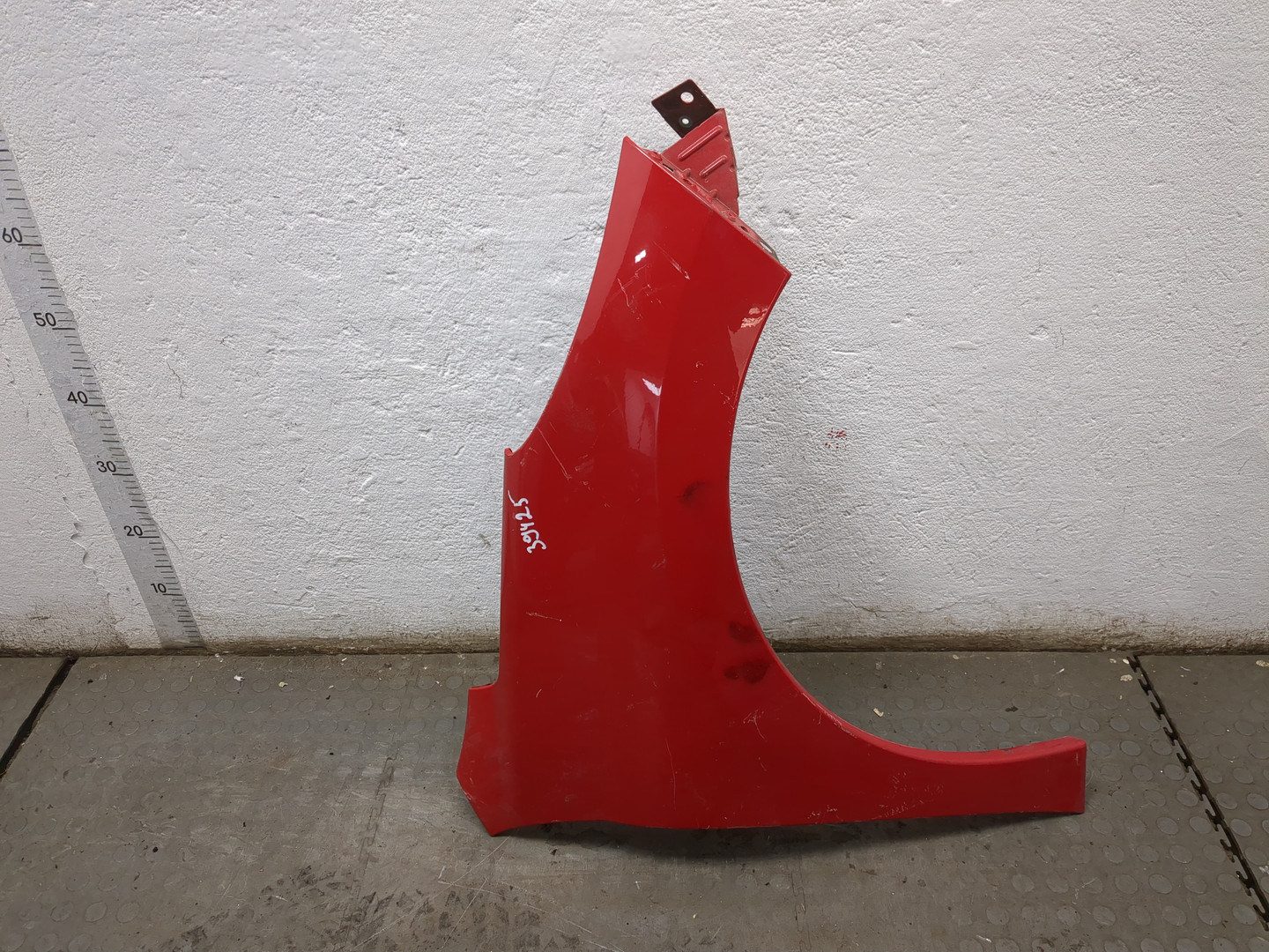 Крыло переднее правое