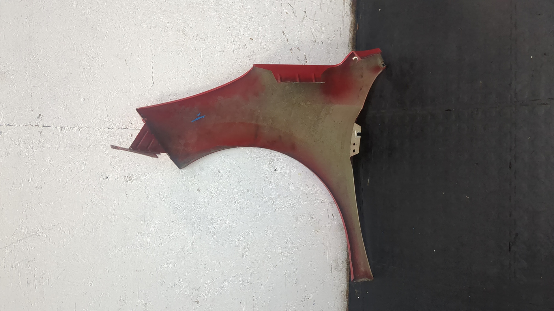 Крыло переднее правое