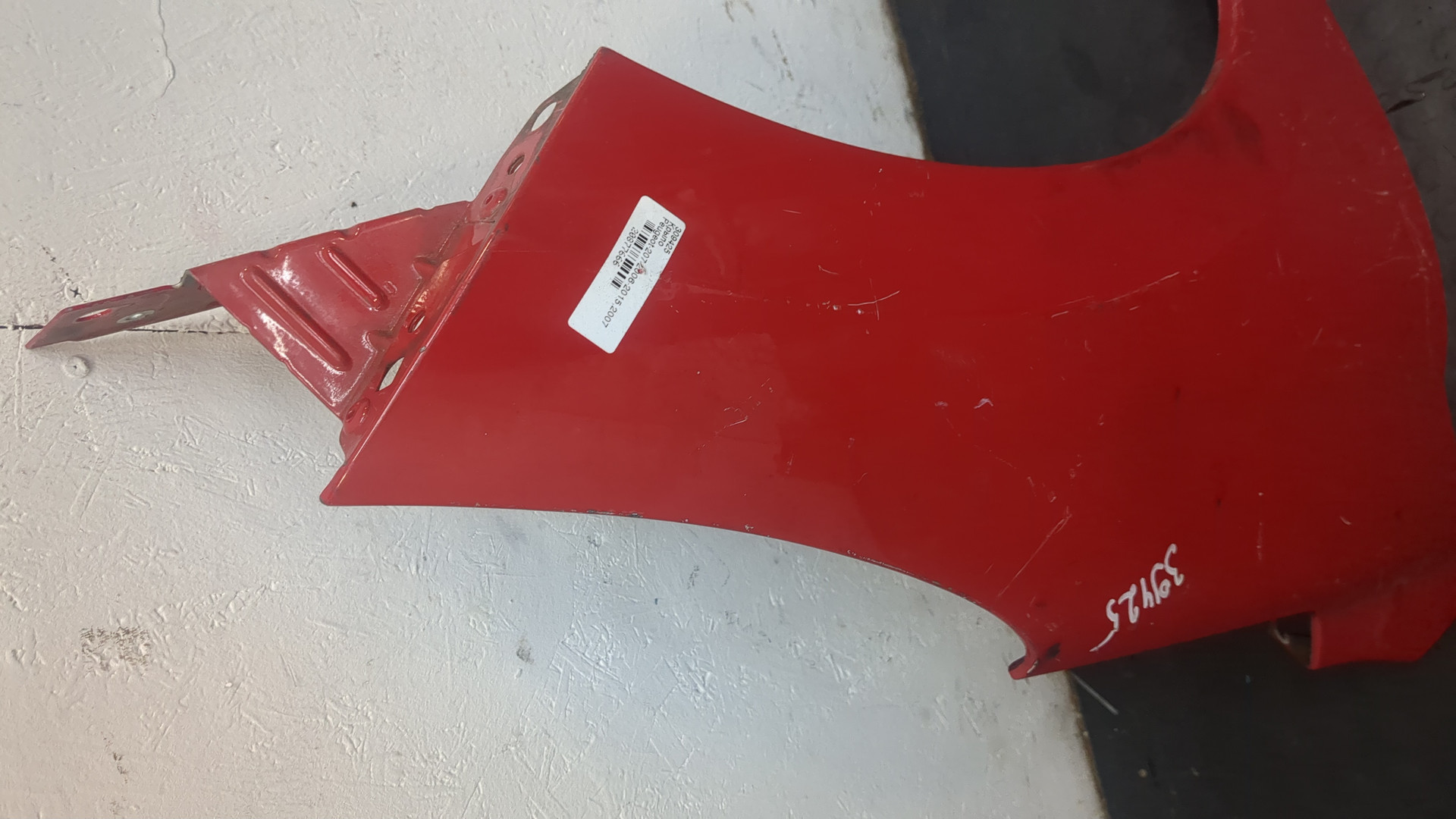 Крыло переднее правое