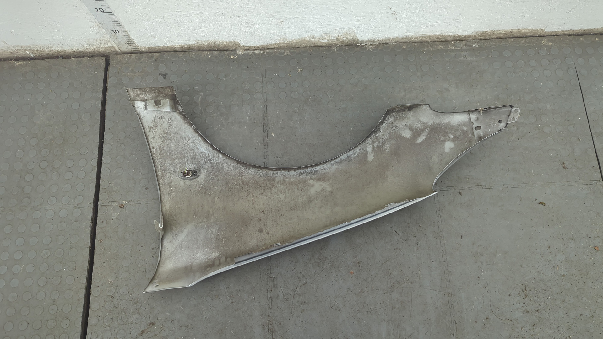 Крыло переднее правое