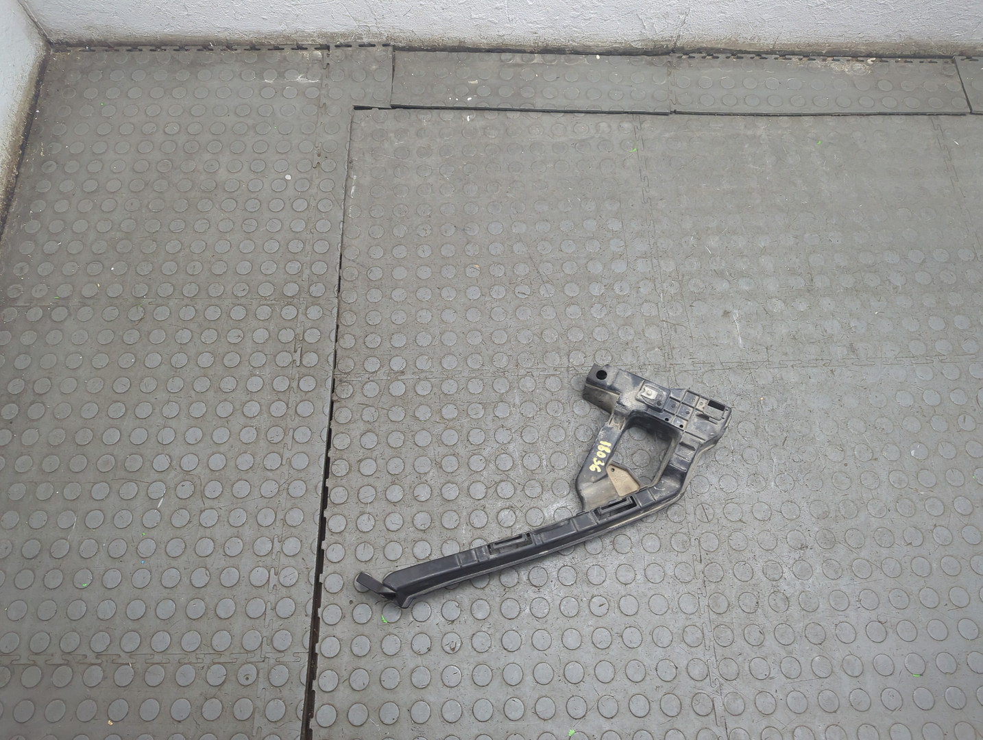 Кронштейн переднего бампера правый