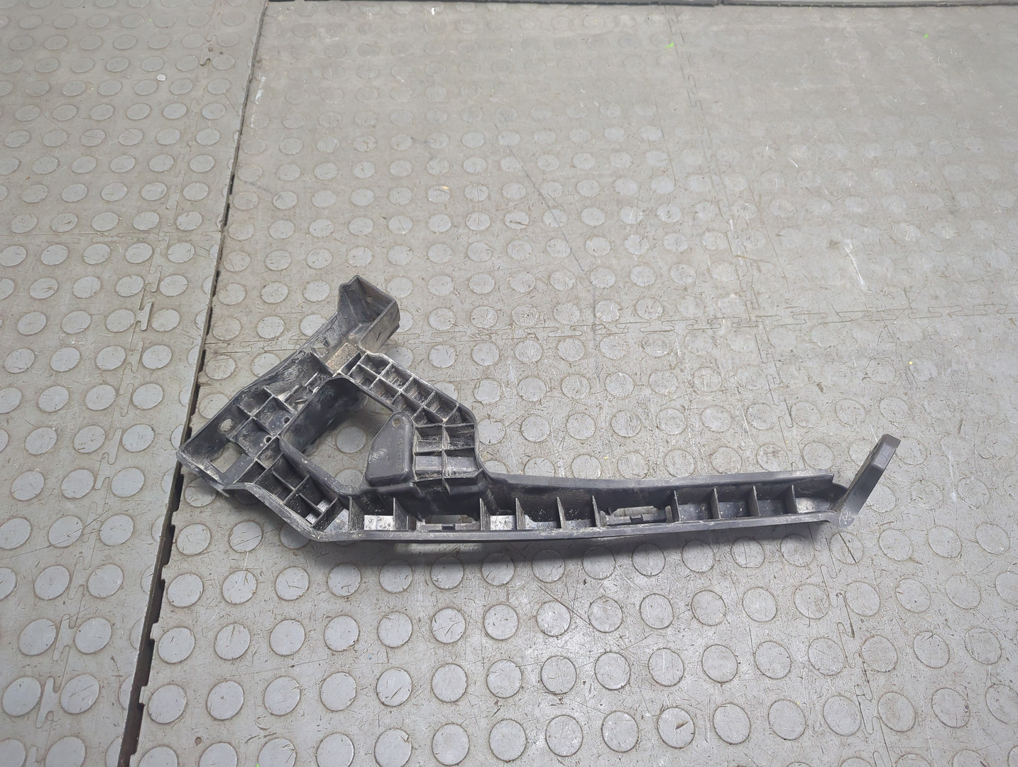 Кронштейн переднего бампера правый