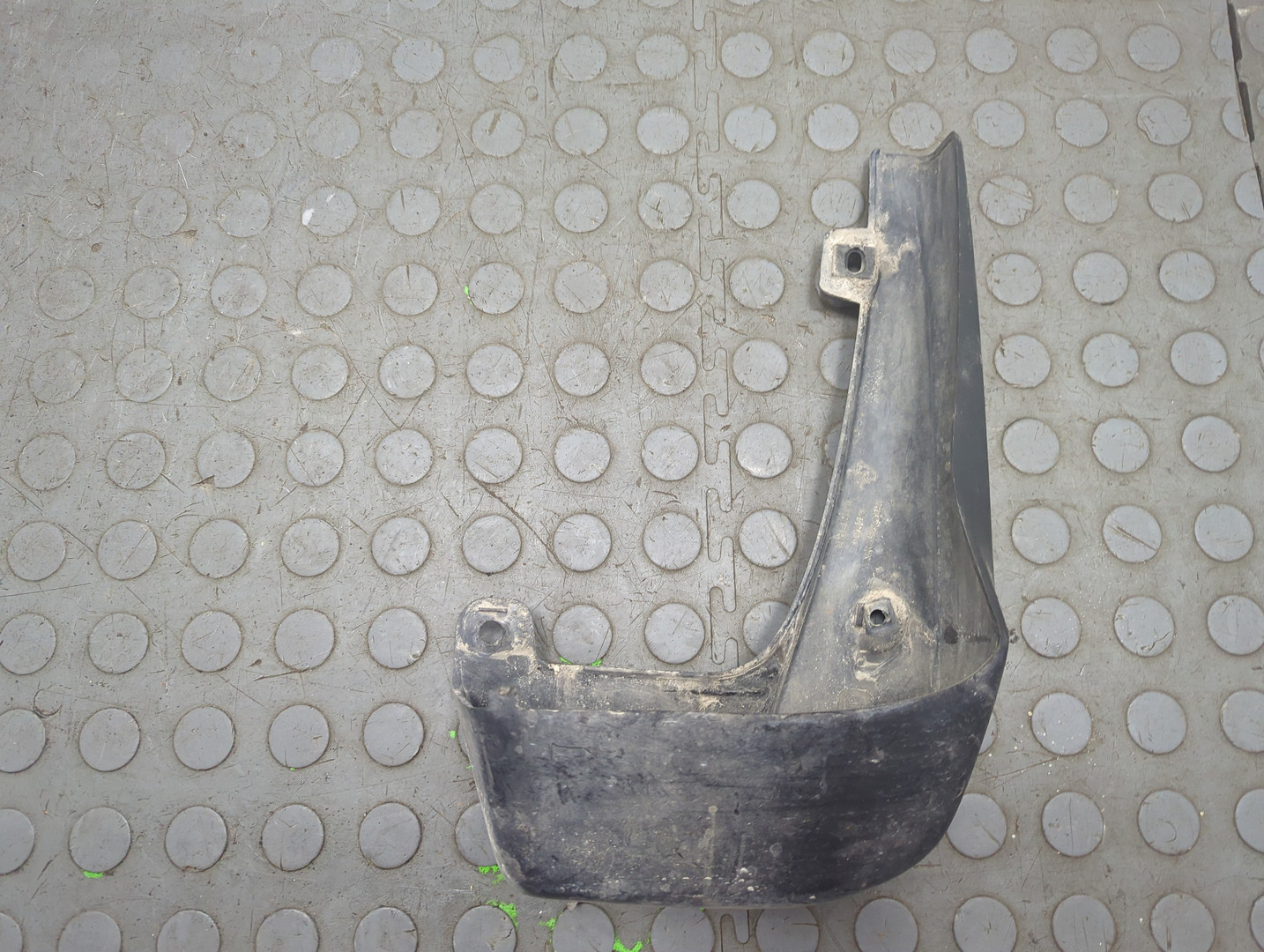 Брызговик передний правый