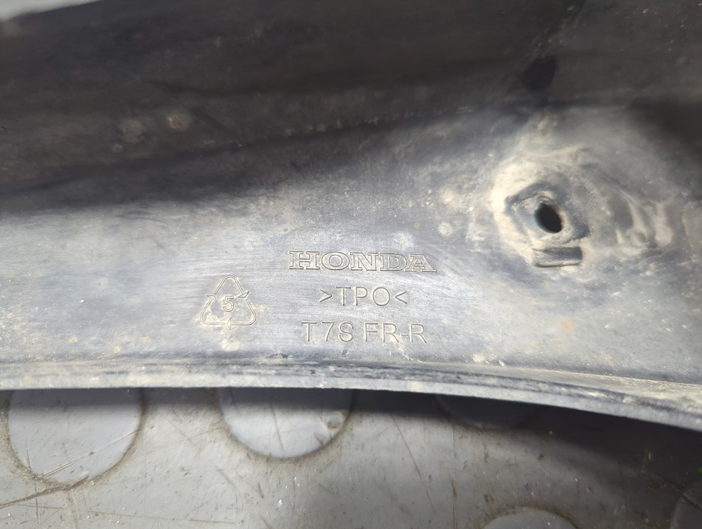 Брызговик передний правый