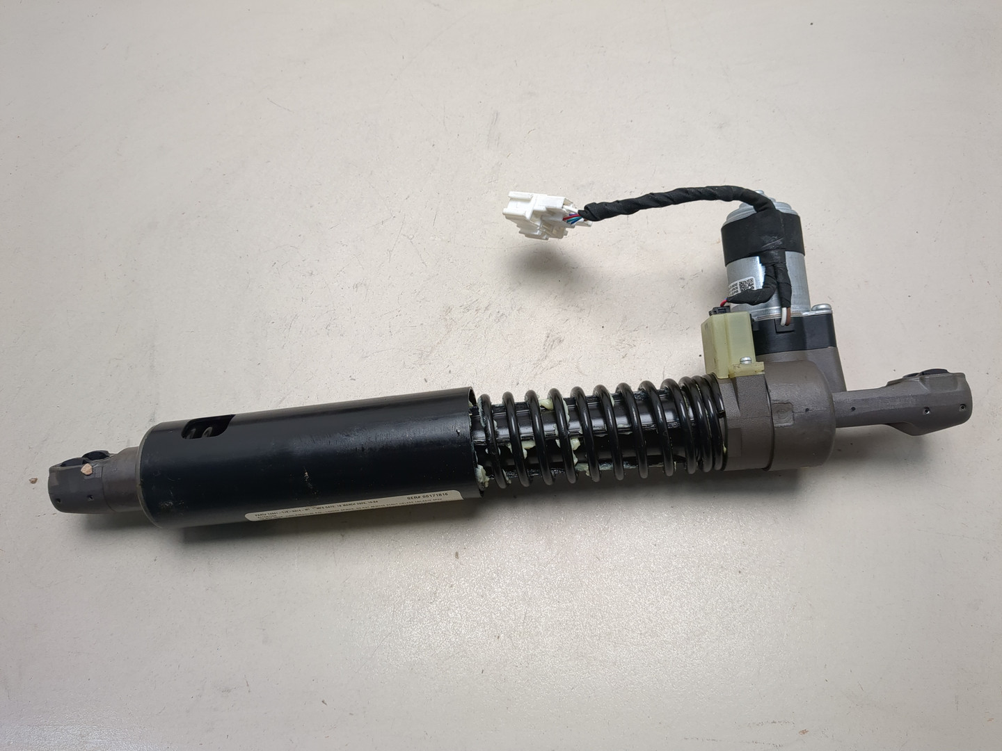 Амортизатор крышки багажника