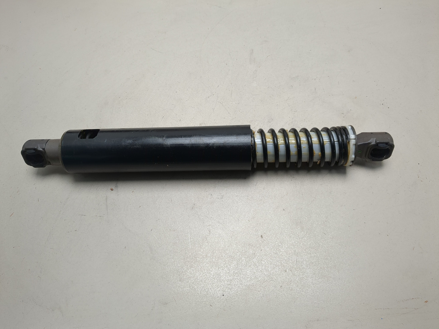 Амортизатор крышки багажника