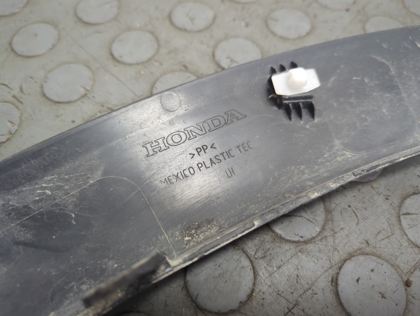 Накладка переднего крыла левого