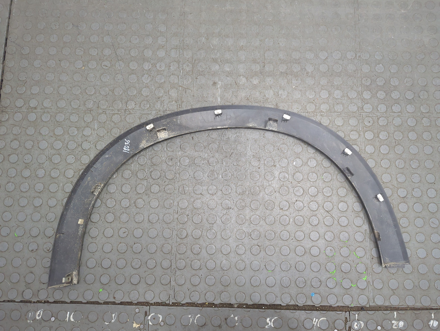 Накладка переднего крыла правого