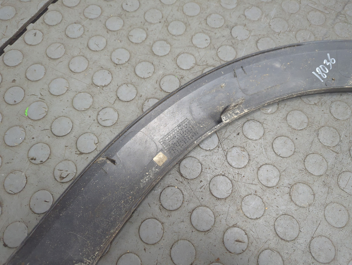 Накладка переднего крыла правого