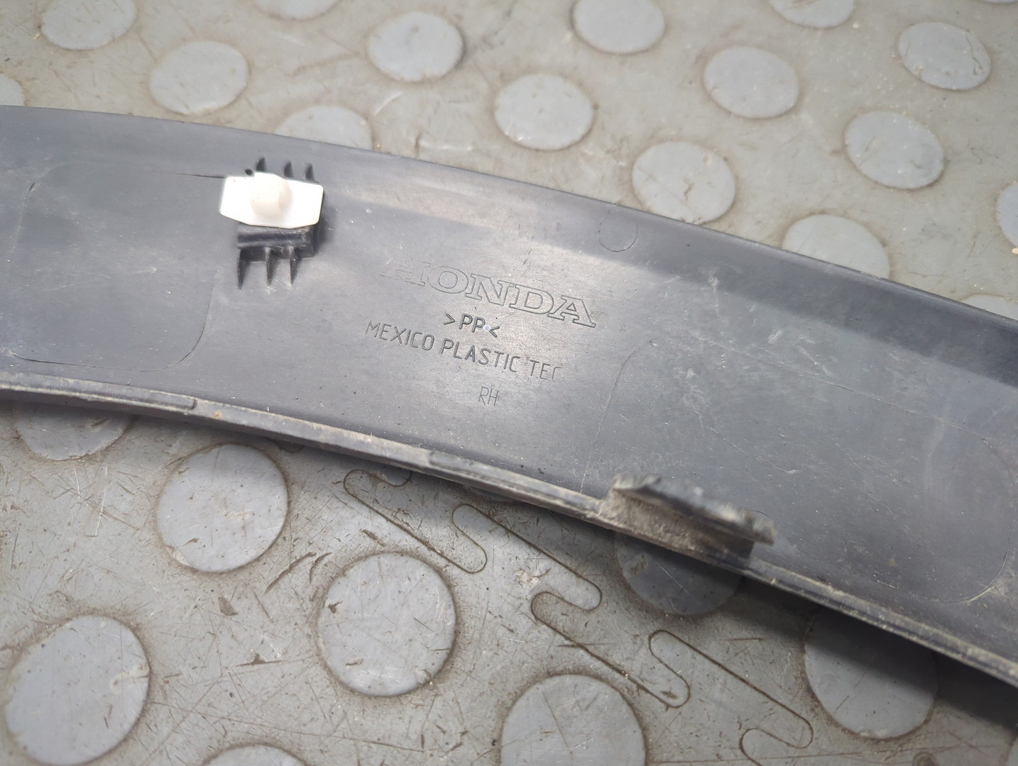 Накладка переднего крыла правого