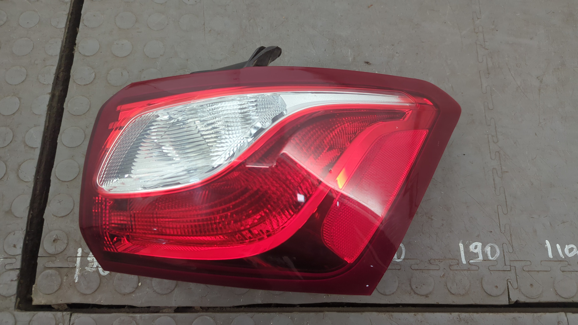 Фонарь задний правый