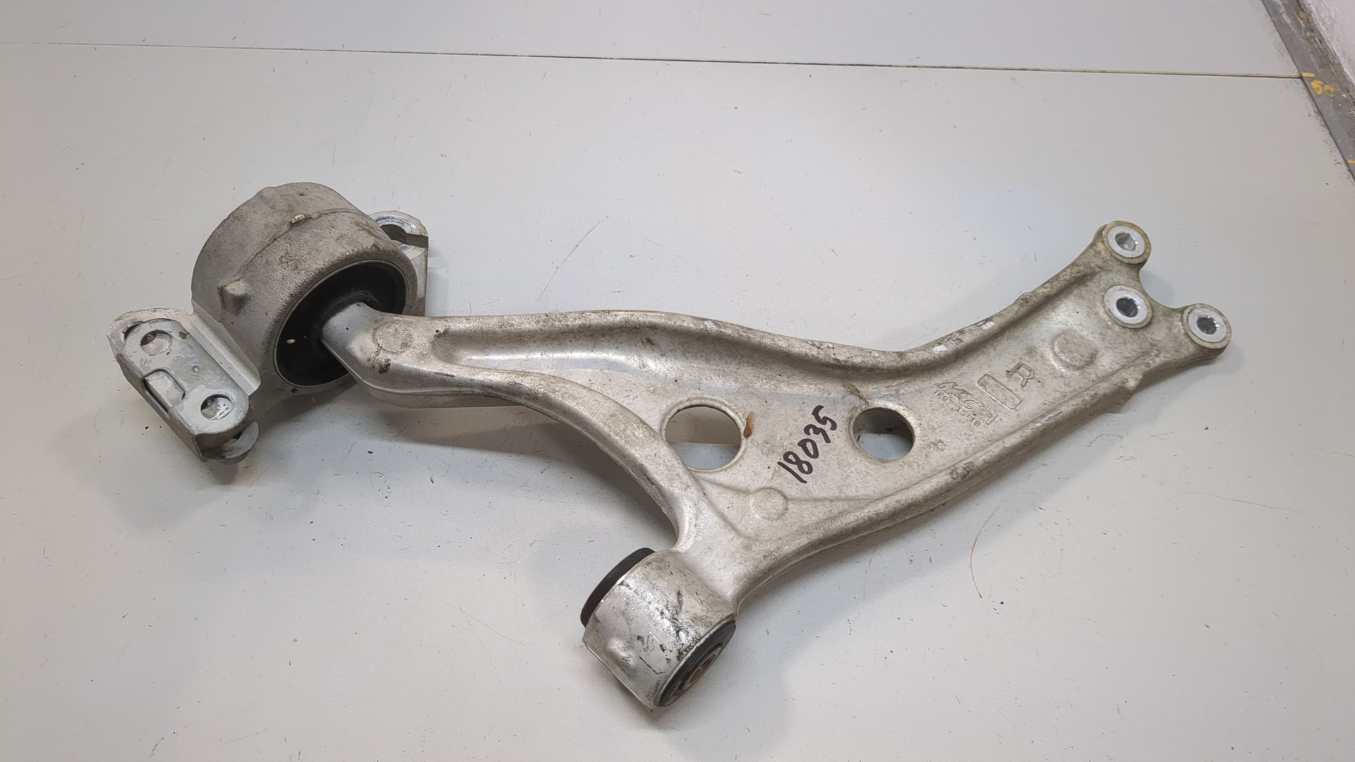 Рычаг передний правый