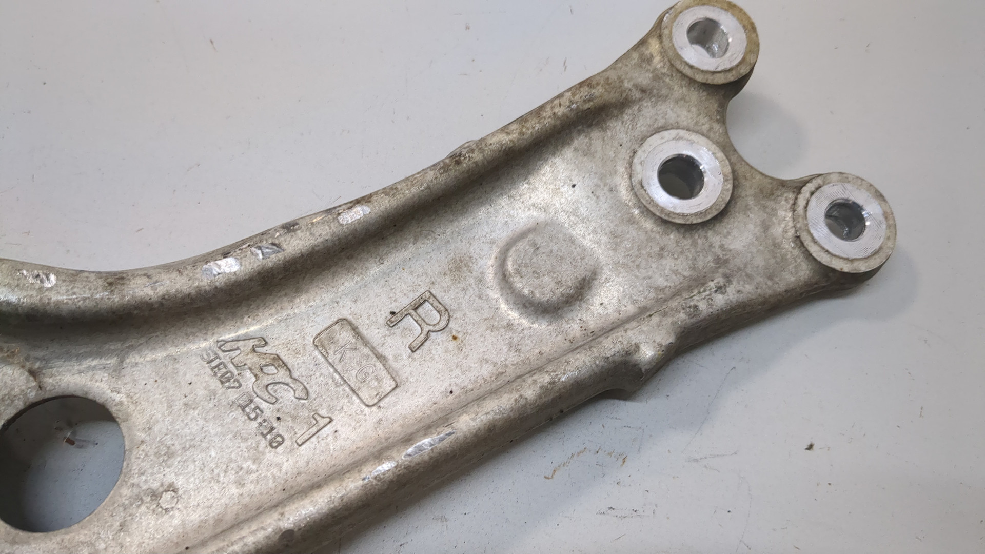 Рычаг передний правый