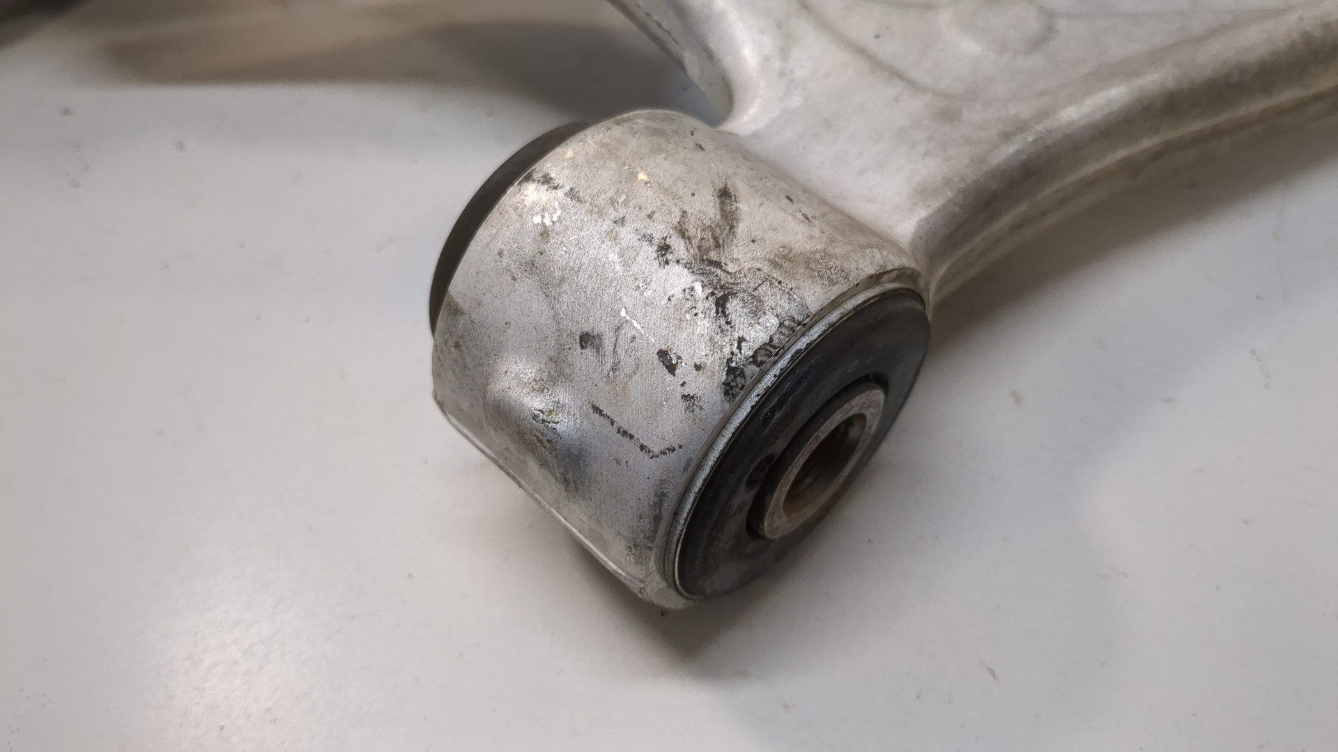 Рычаг передний правый