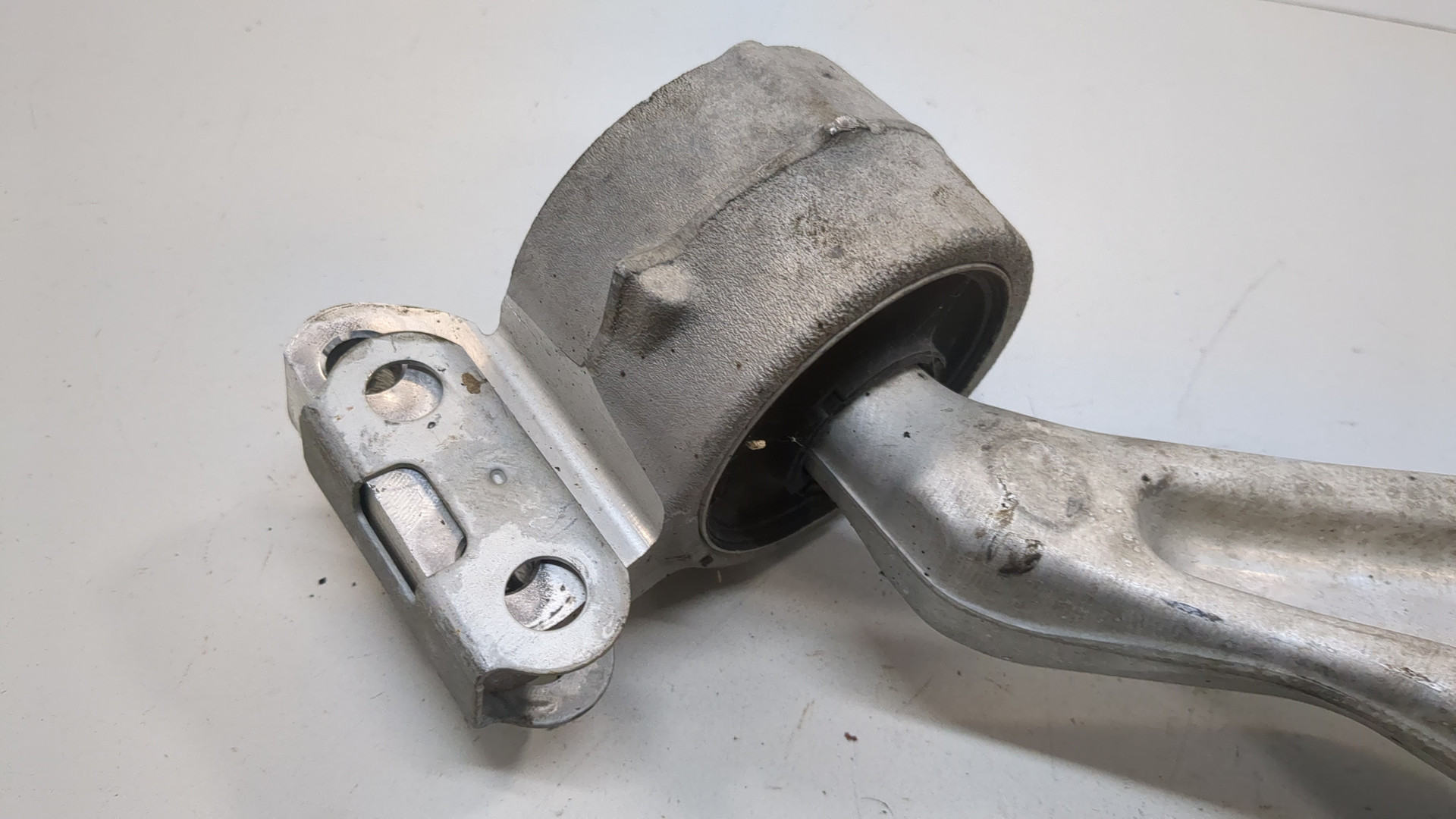 Рычаг передний правый