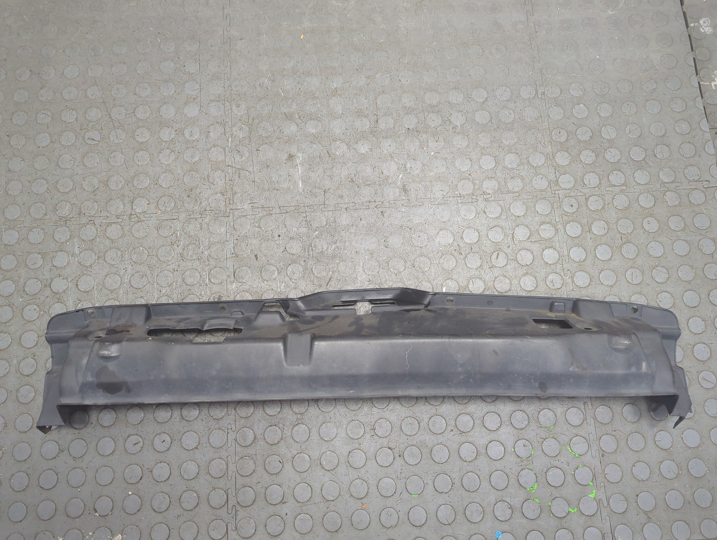 Кожух замка капота