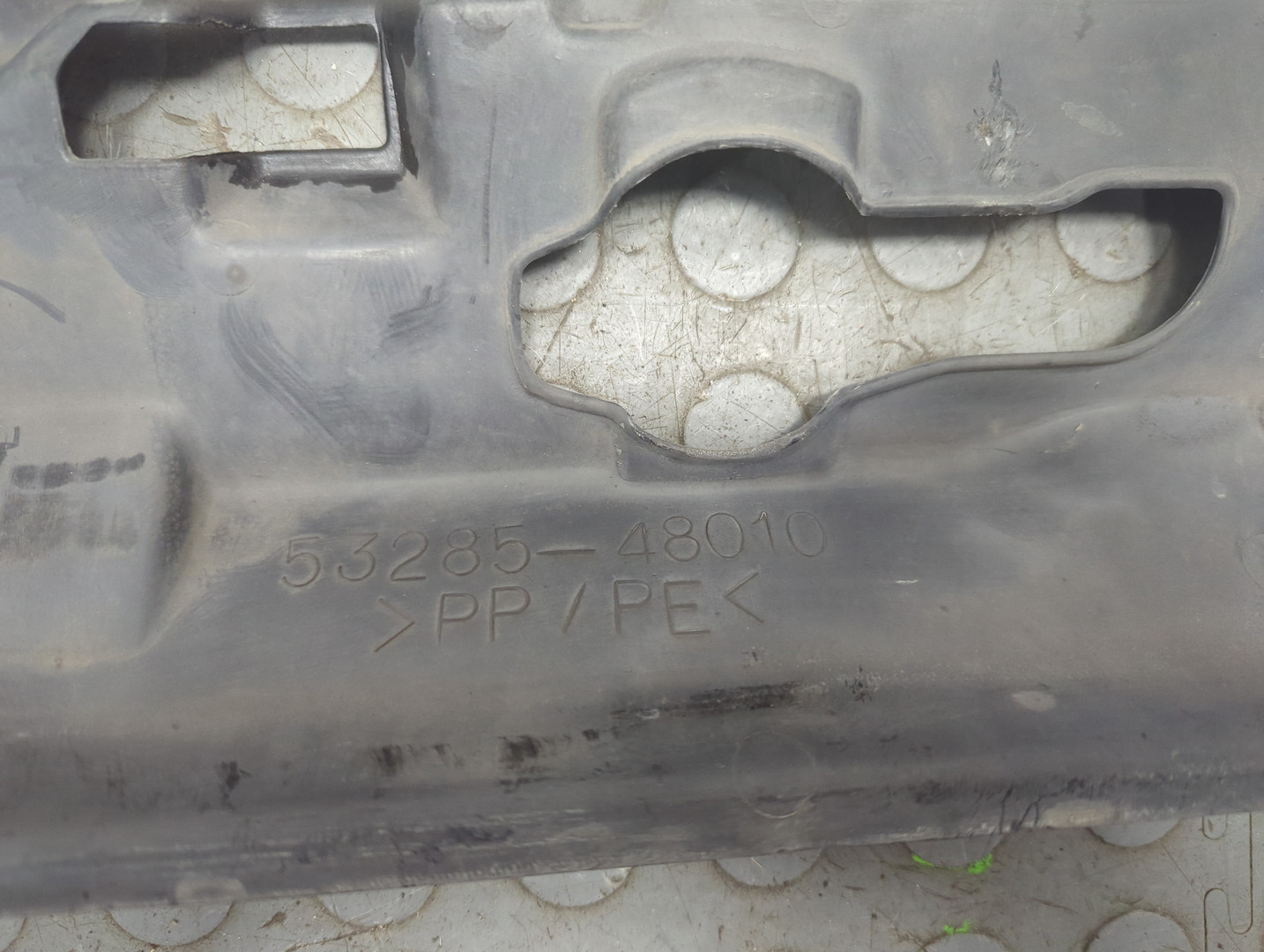 Кожух замка капота