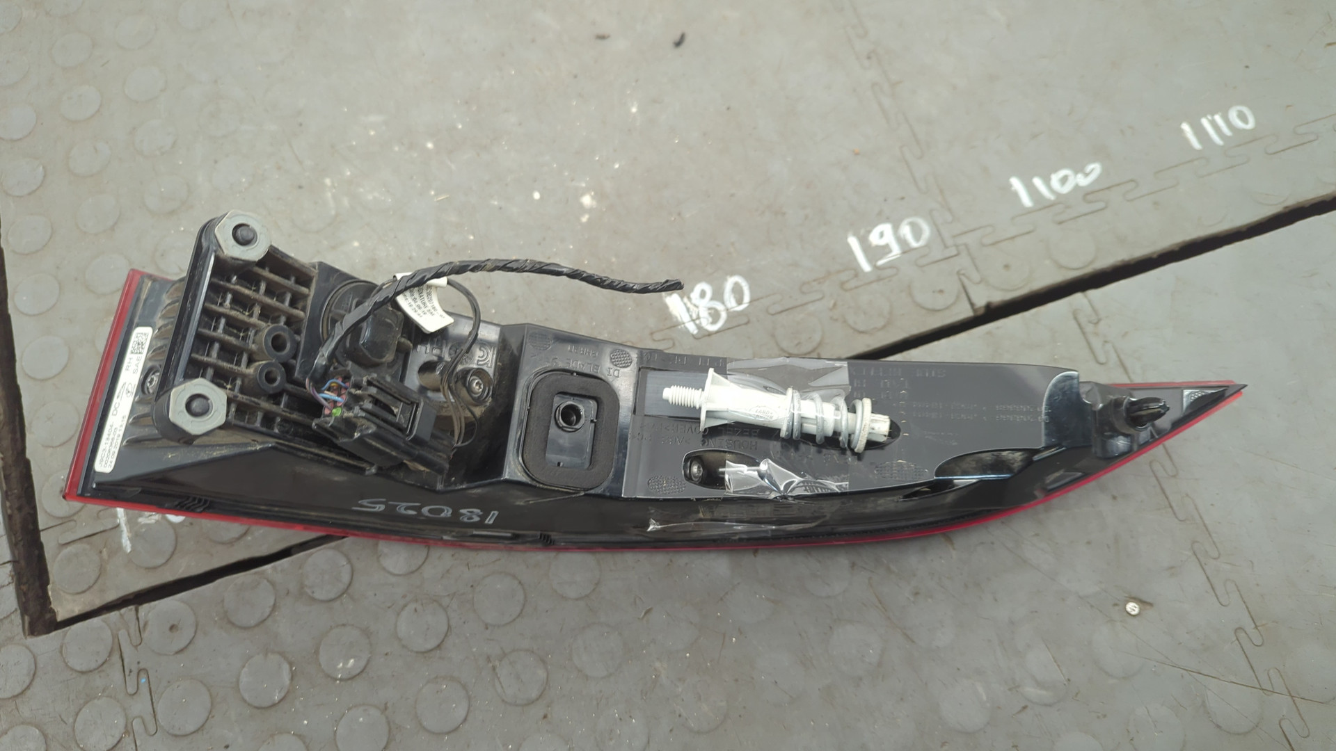 Фонарь задний правый