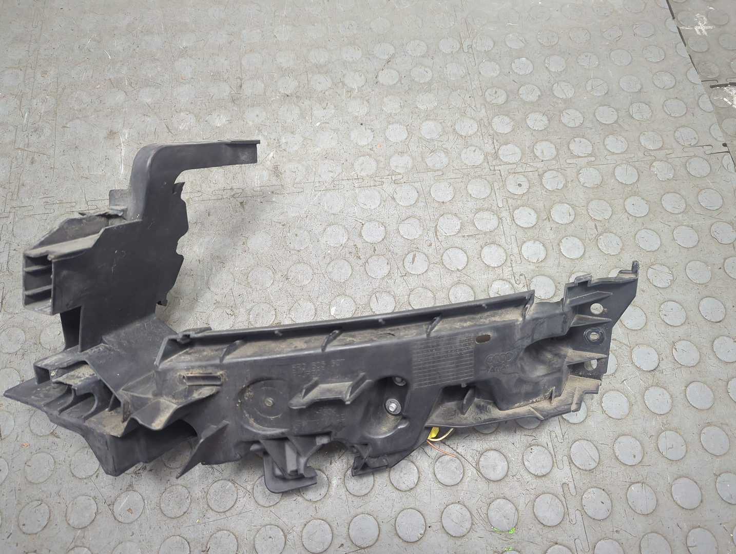 Кронштейн фар левый